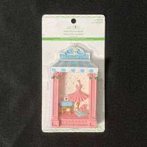 Ashland Spring Decor Dress Boutique Shelf Decoration